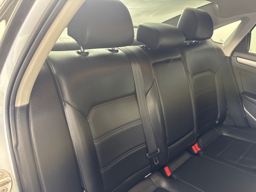 2014 Volkswagen Passat Image 17