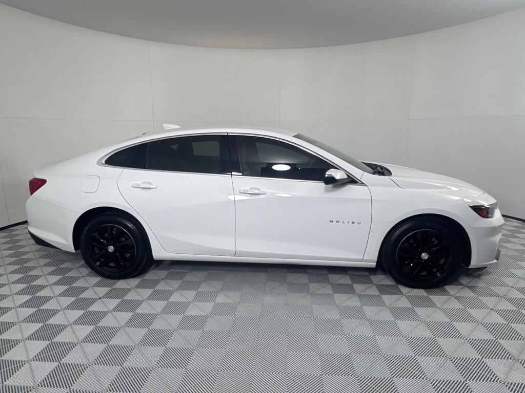 2017 Chevrolet Malibu Image 4