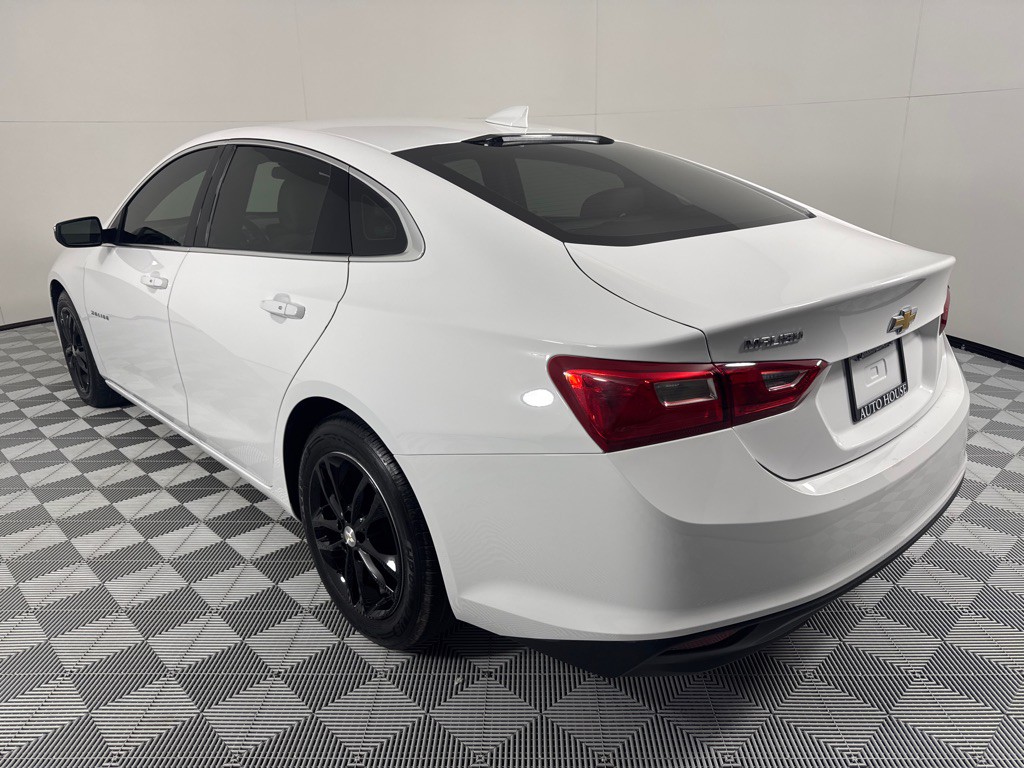 2017 Chevrolet Malibu Image 8