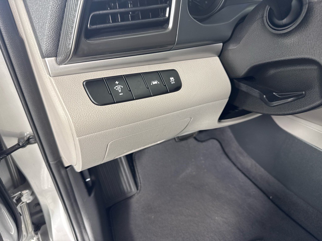 2020 Hyundai Elantra Image 13
