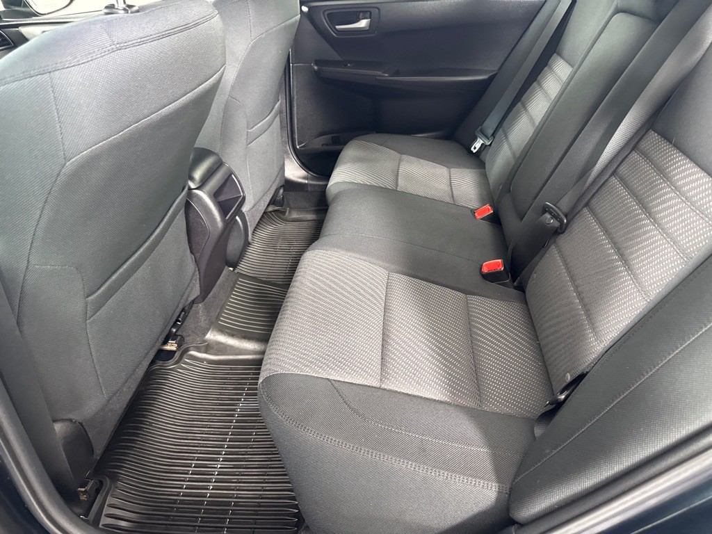 2016 Toyota Camry Image 18