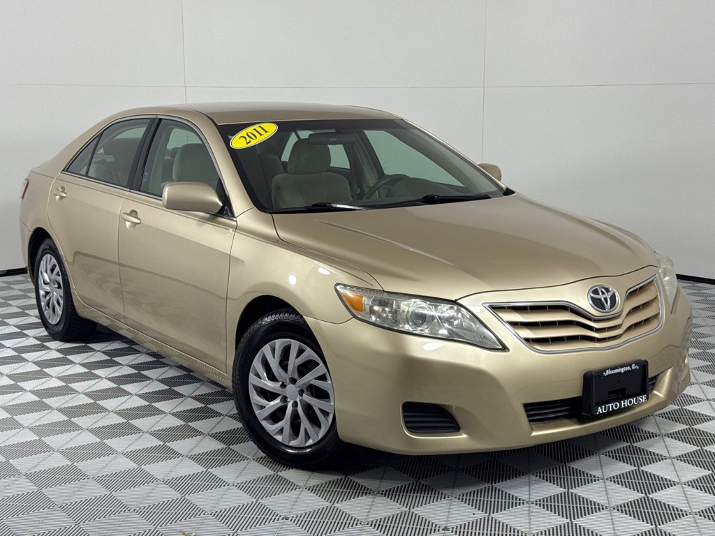 2011 Toyota Camry Image 2
