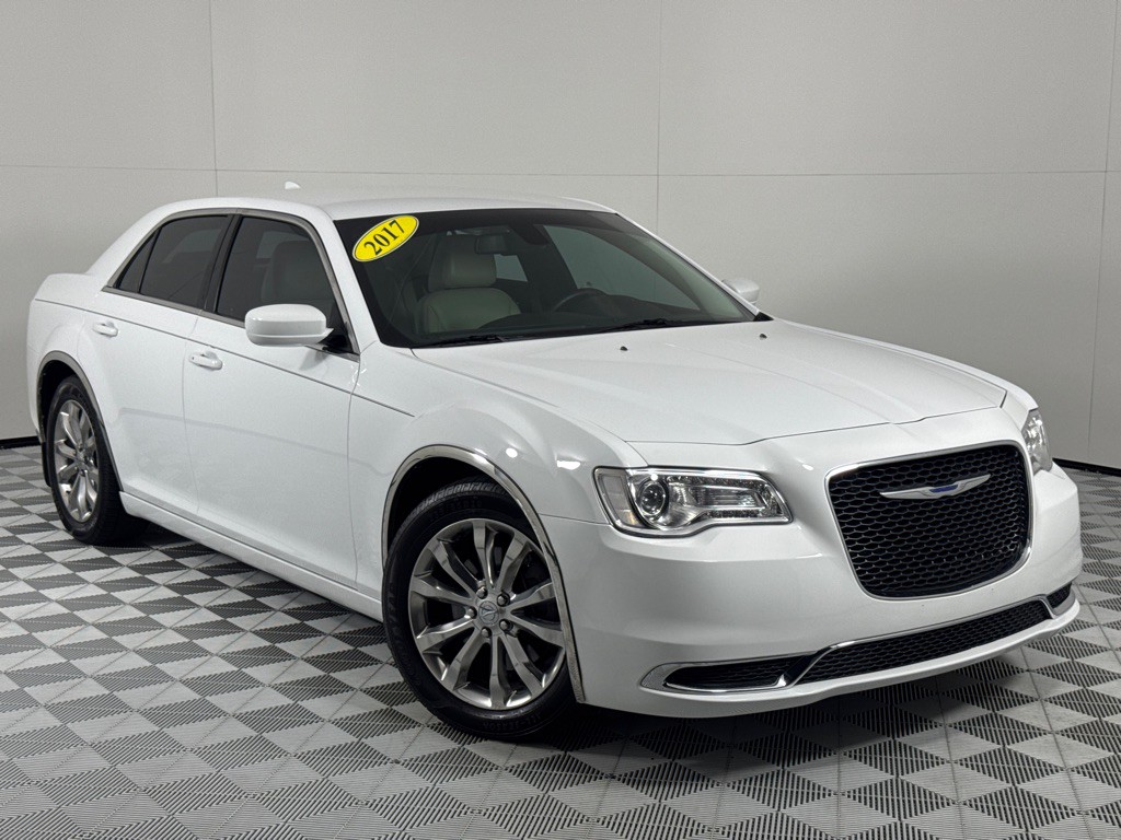 2017 Chrysler 300 Image 2
