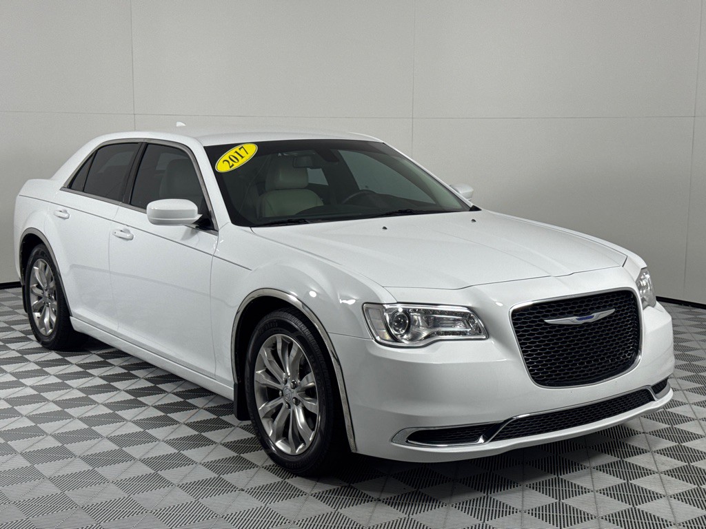 2017 Chrysler 300 Image 3