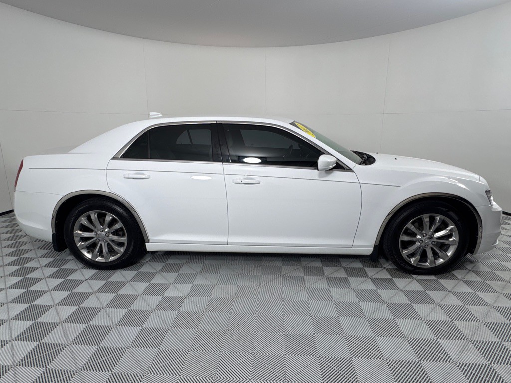 2017 Chrysler 300 Image 4