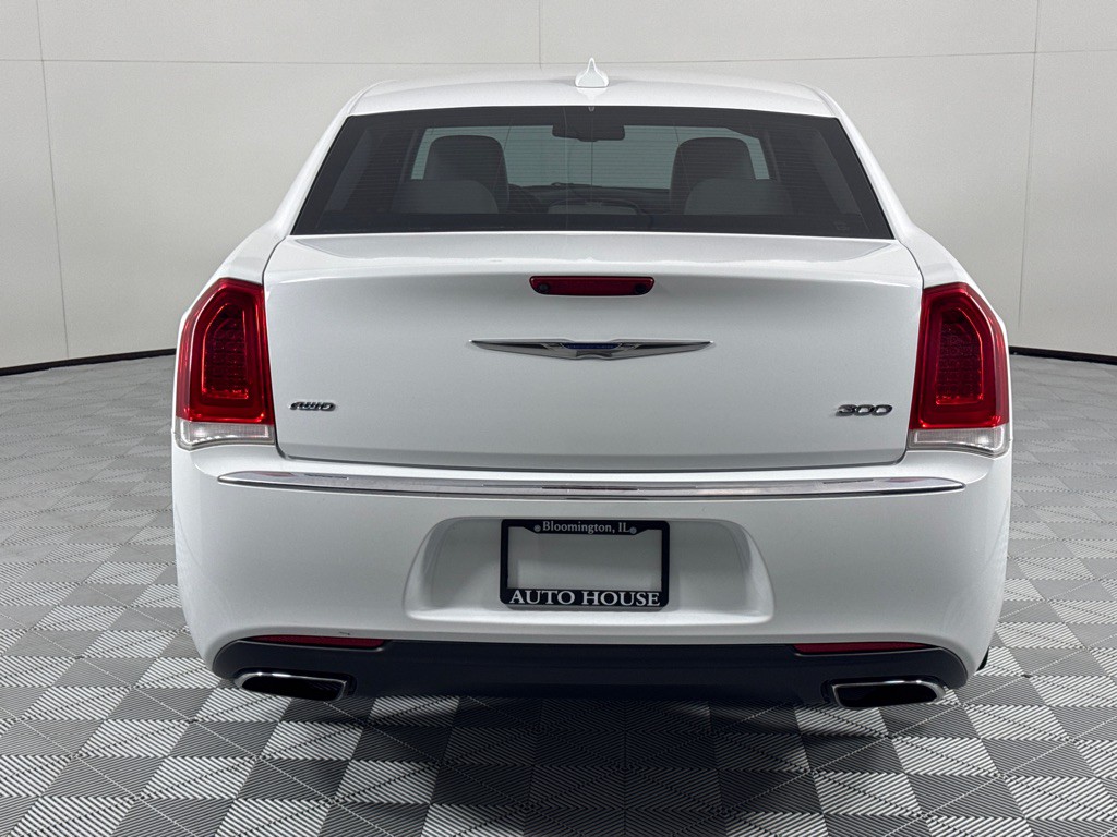 2017 Chrysler 300 Image 6