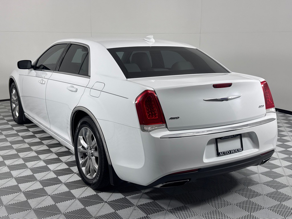 2017 Chrysler 300 Image 7