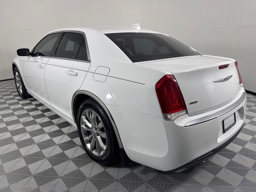2017 Chrysler 300 Image 8