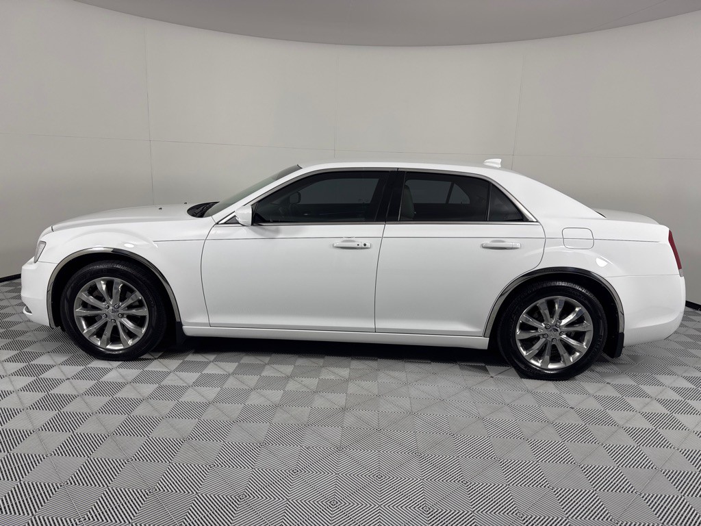 2017 Chrysler 300 Image 9