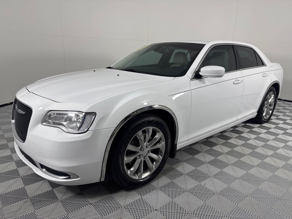 2017 Chrysler 300 Image 10