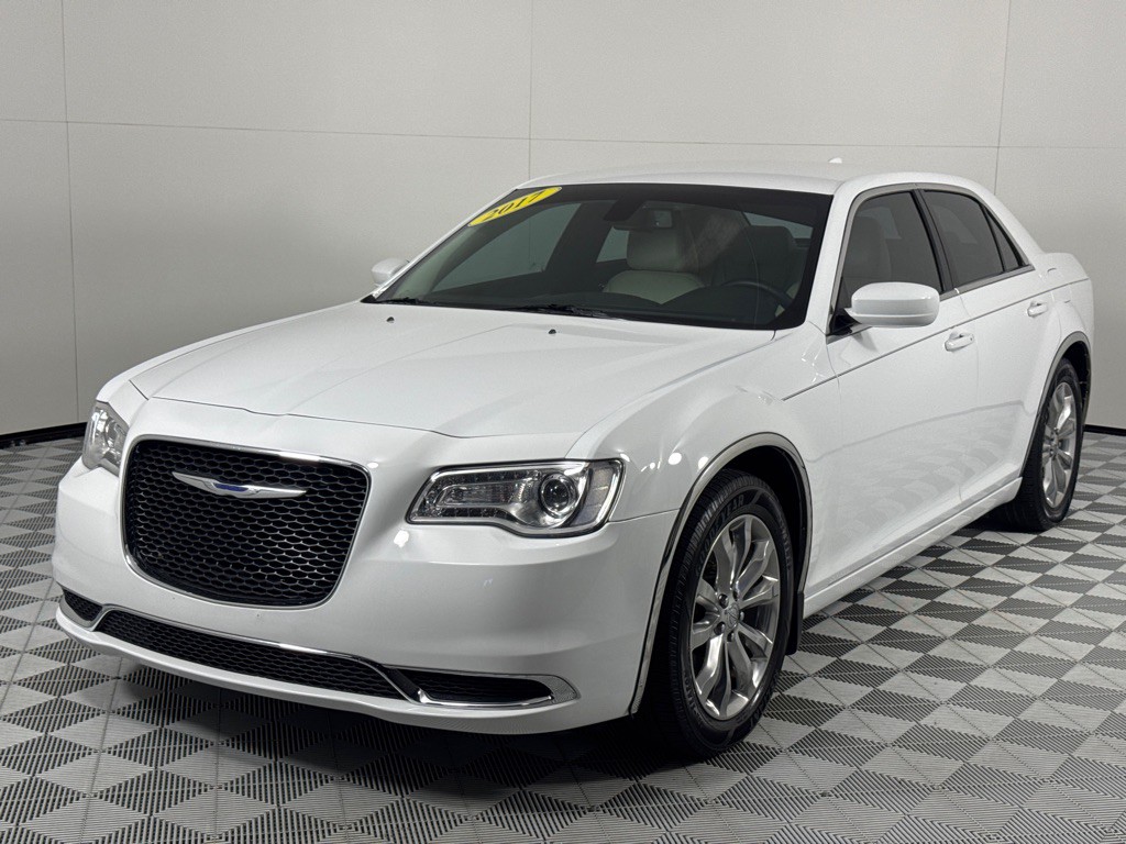 2017 Chrysler 300 Image 11