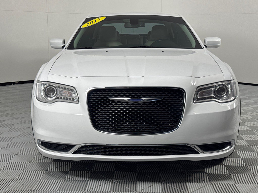 2017 Chrysler 300 Image 12