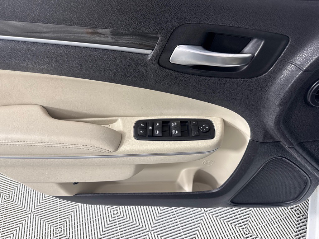 2017 Chrysler 300 Image 13