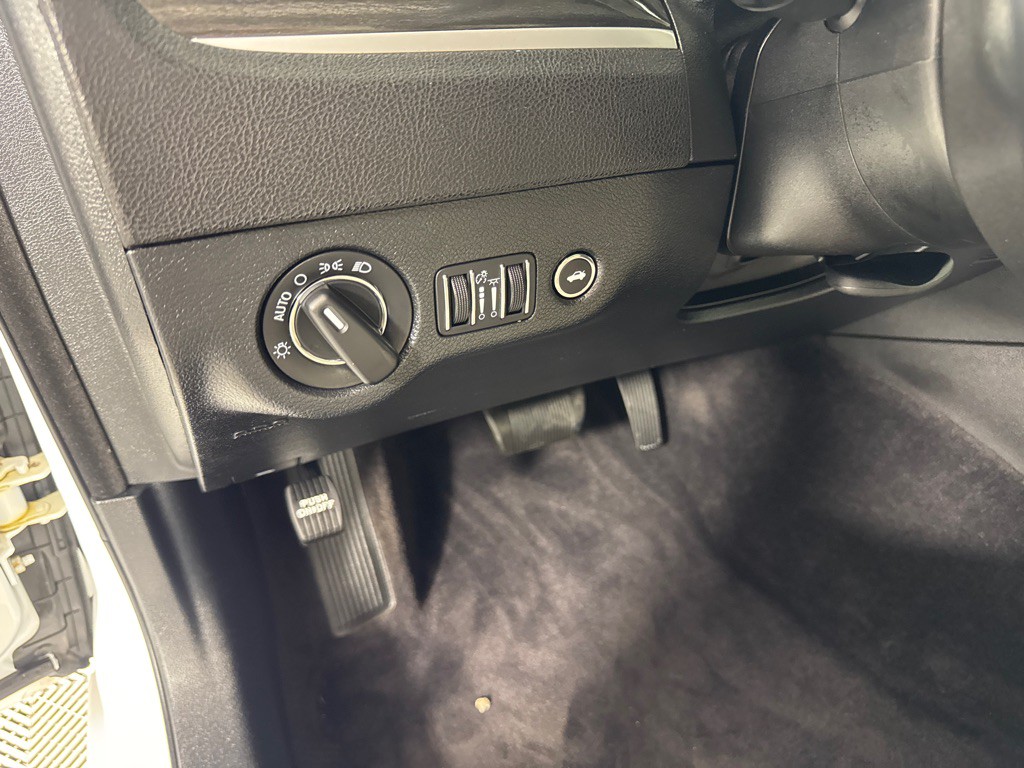 2017 Chrysler 300 Image 14