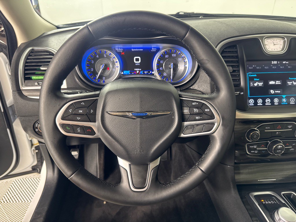 2017 Chrysler 300 Image 15