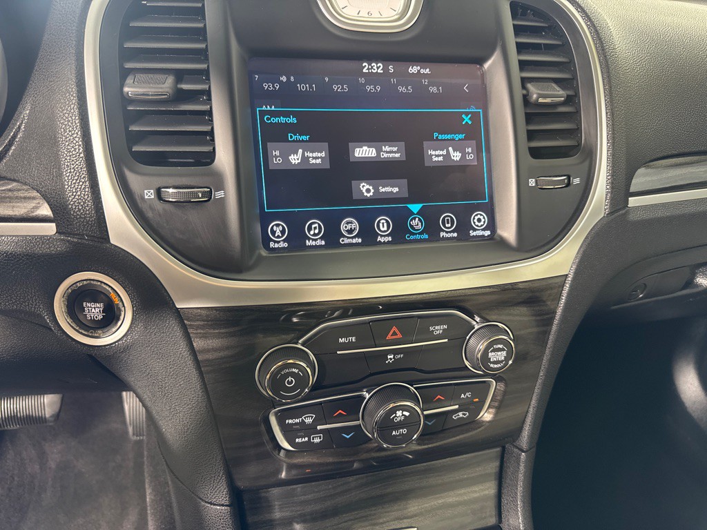 2017 Chrysler 300 Image 16