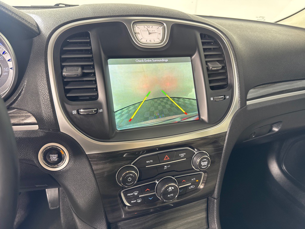 2017 Chrysler 300 Image 17