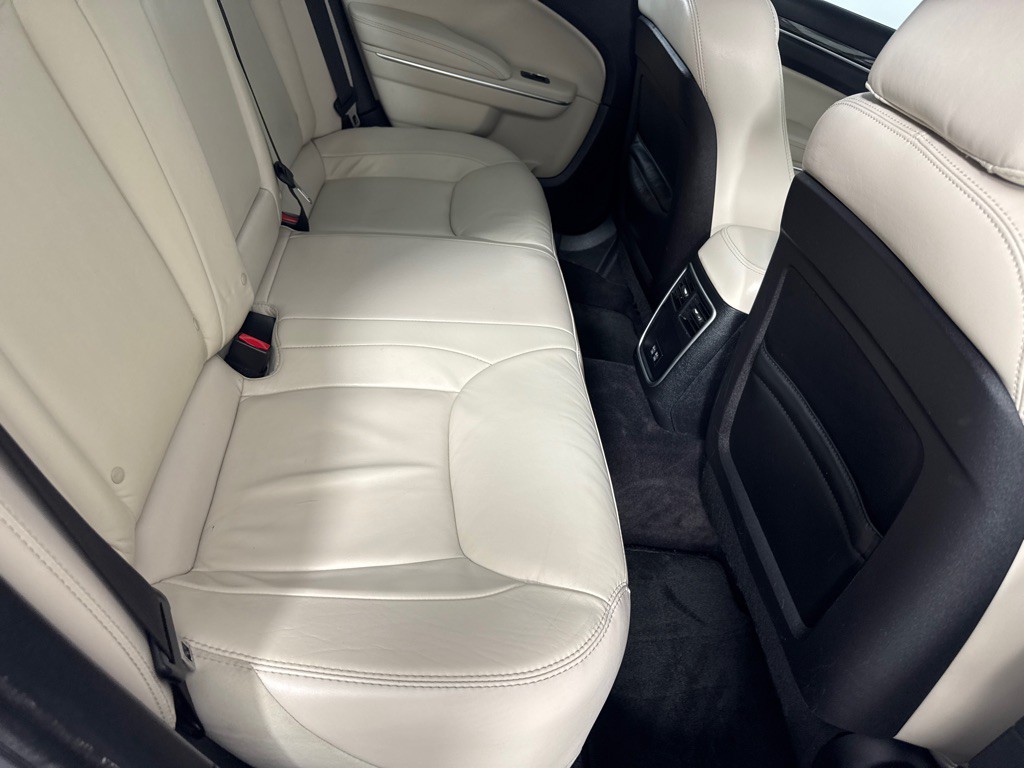 2017 Chrysler 300 Image 21