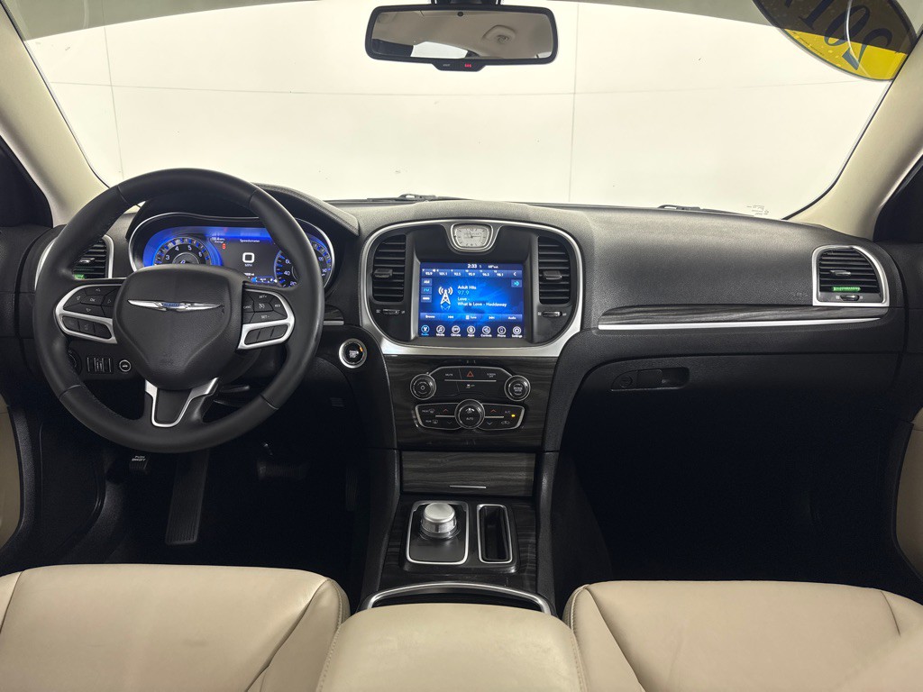 2017 Chrysler 300 Image 25