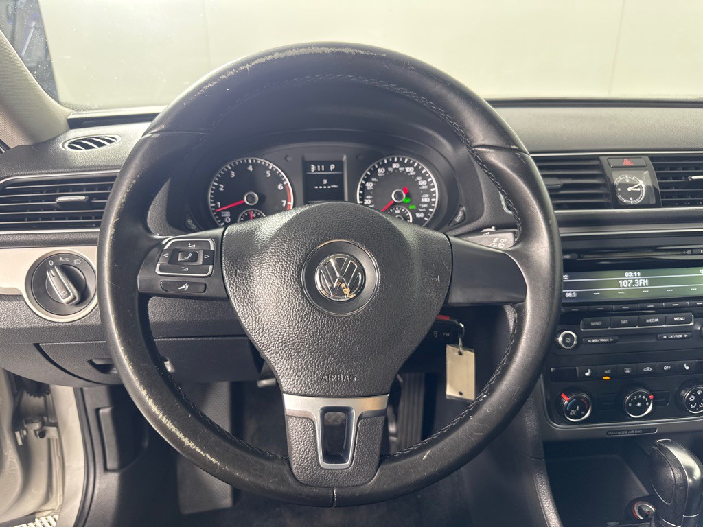 2014 Volkswagen Passat Image 15