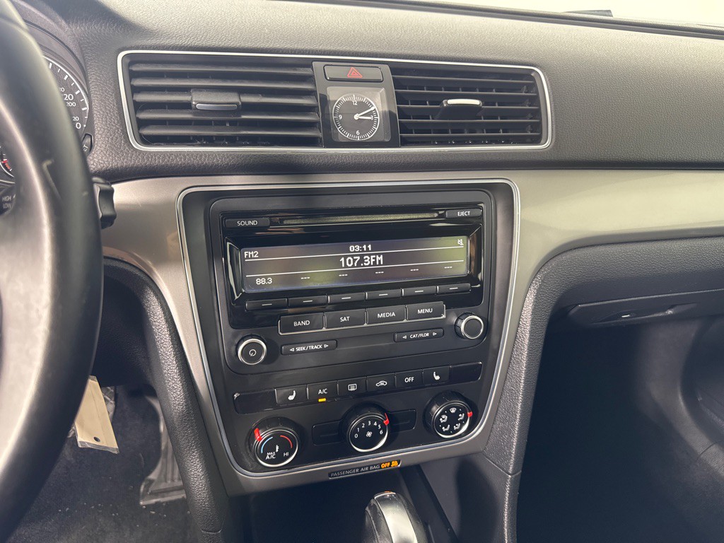 2014 Volkswagen Passat Image 16