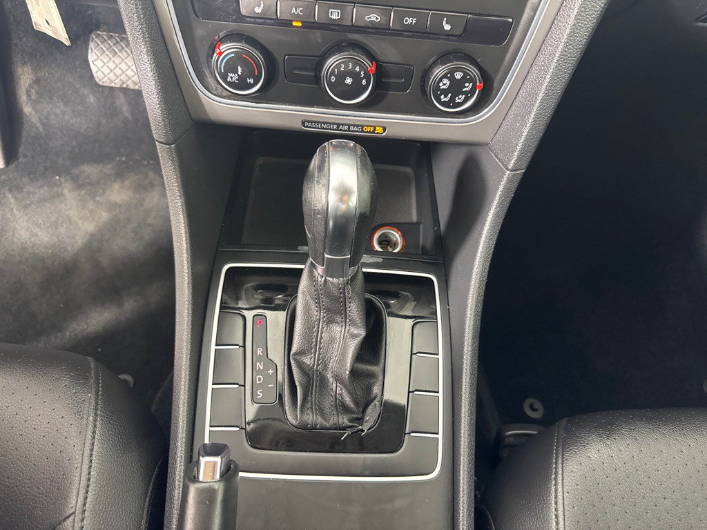 2014 Volkswagen Passat Image 17
