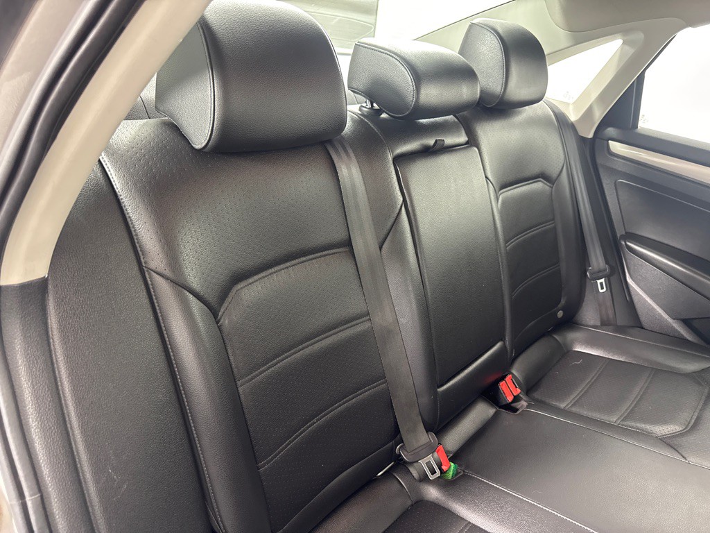 2014 Volkswagen Passat Image 21