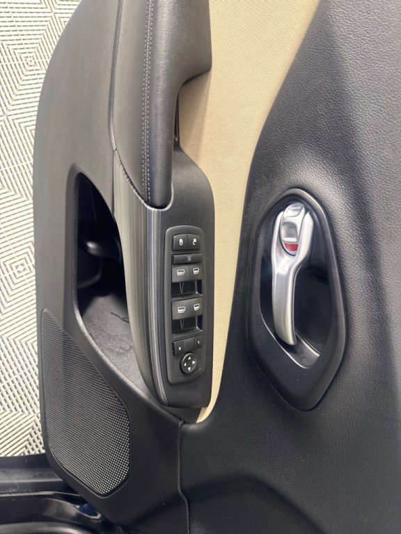 2016 Jeep Cherokee Image 12
