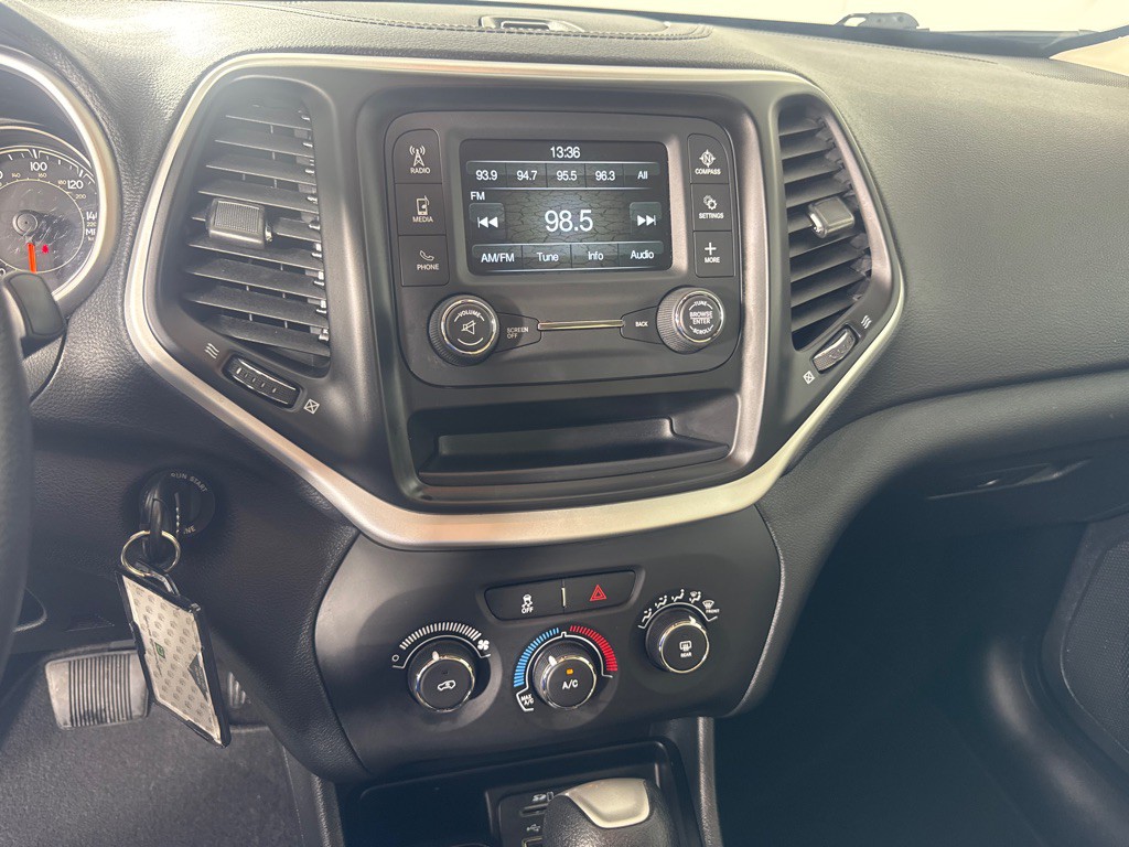 2016 Jeep Cherokee Image 17