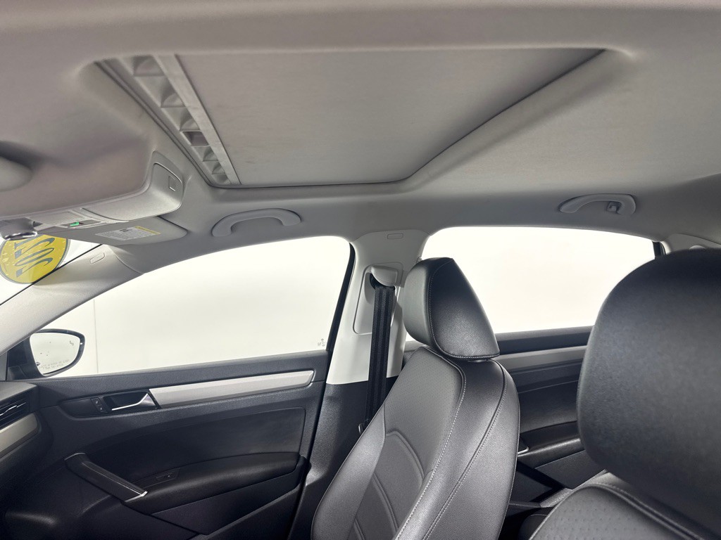 2021 Volkswagen Passat Image 16