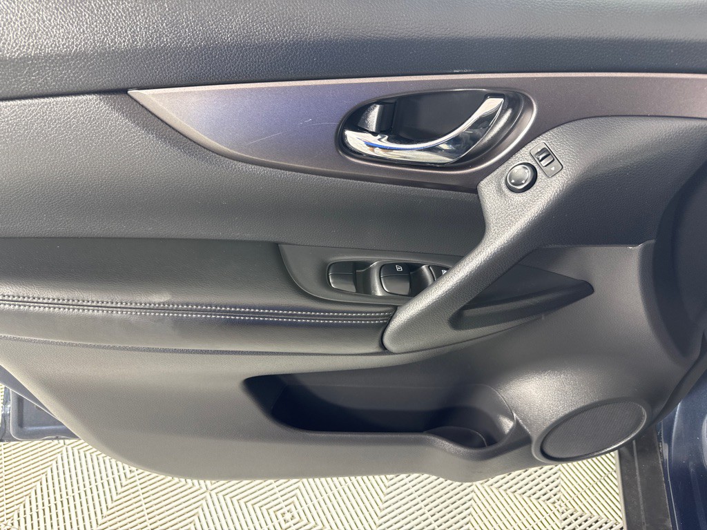 2016 Nissan Rogue Image 13