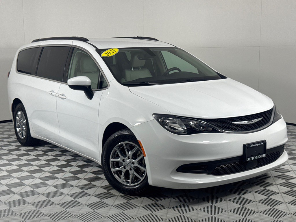 2021 Chrysler Voyager Image 2