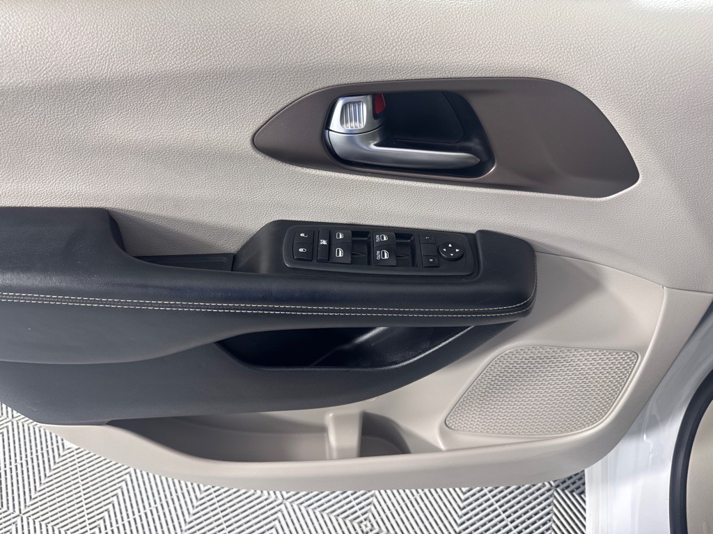 2021 Chrysler Voyager Image 13