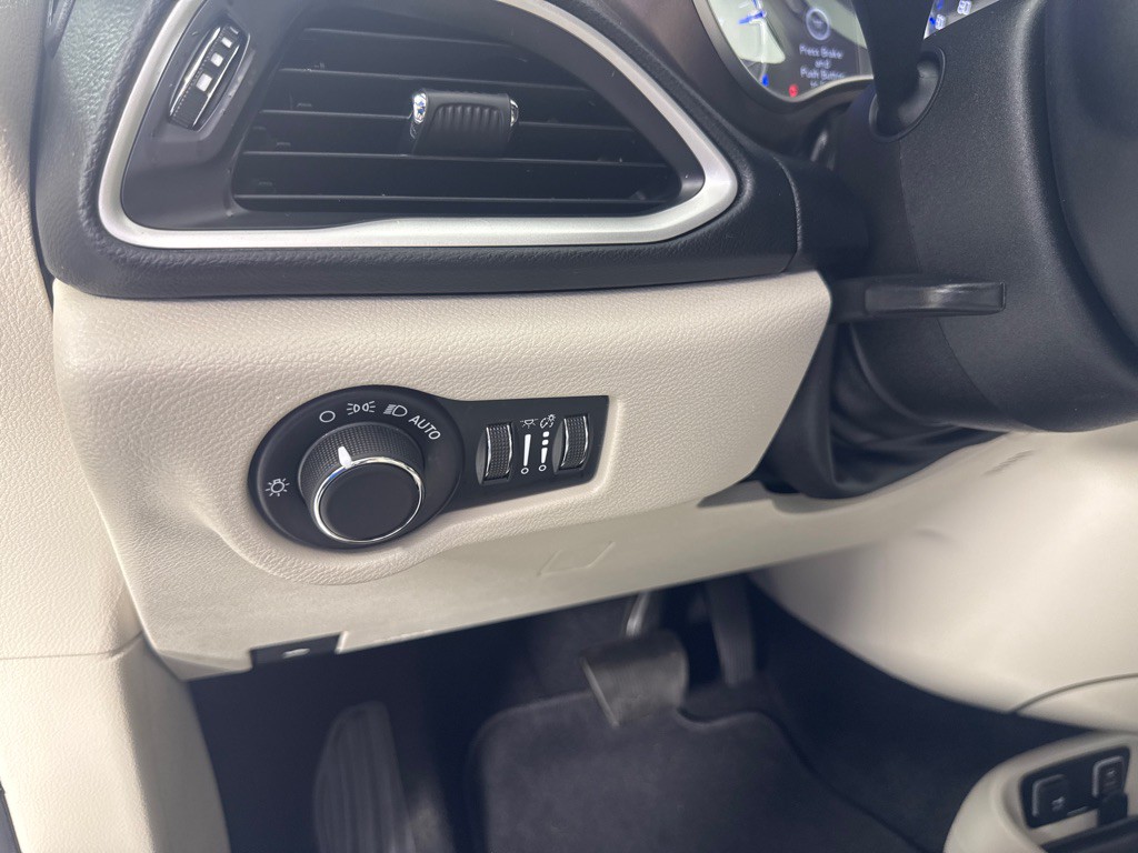 2021 Chrysler Voyager Image 16