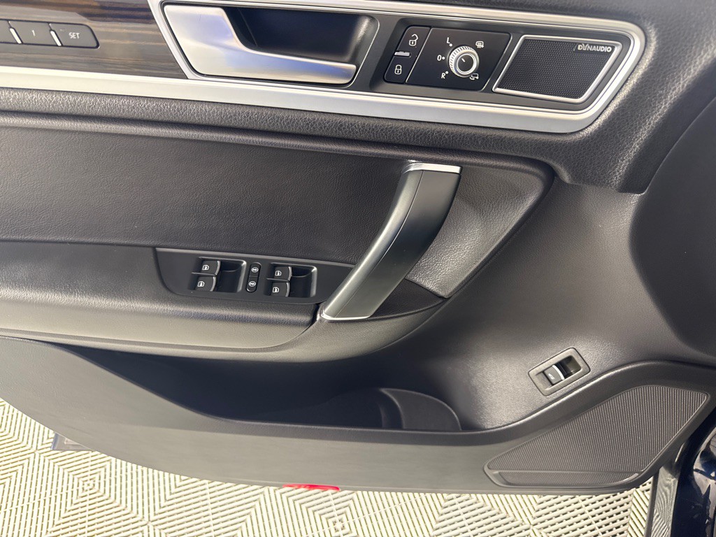 2017 Volkswagen Touareg Image 12