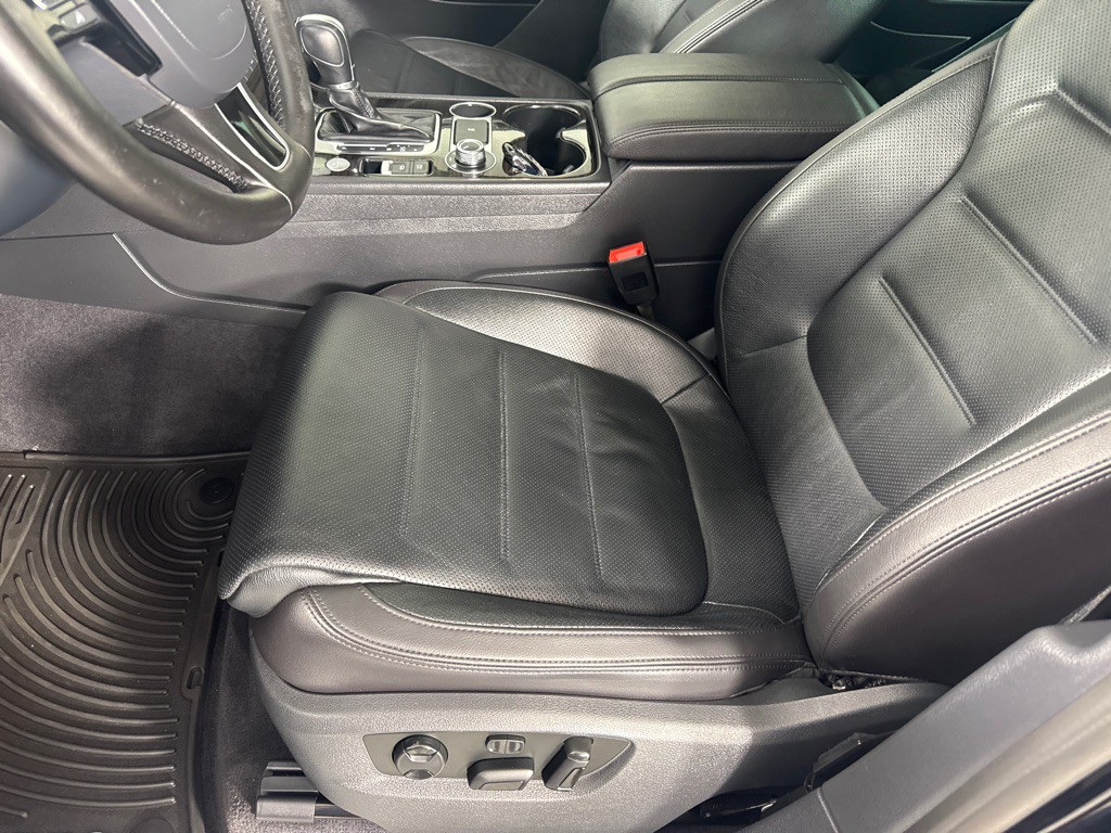 2017 Volkswagen Touareg Image 13