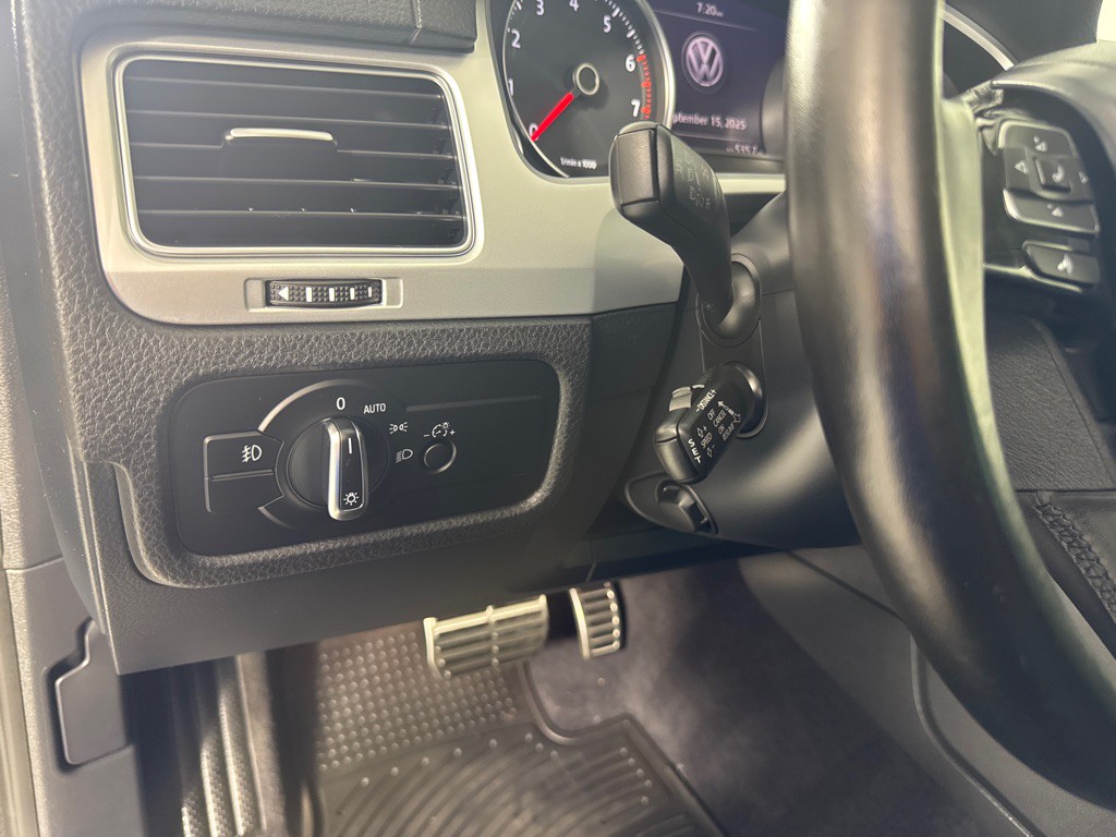 2017 Volkswagen Touareg Image 16