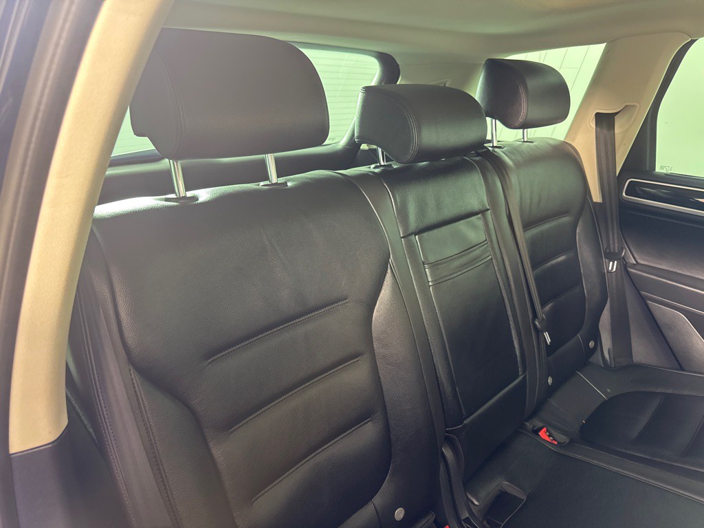 2017 Volkswagen Touareg Image 25