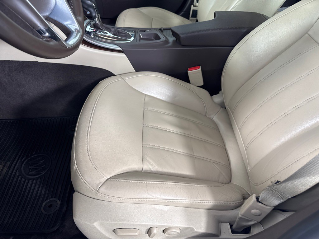 2011 Buick Regal Image 12