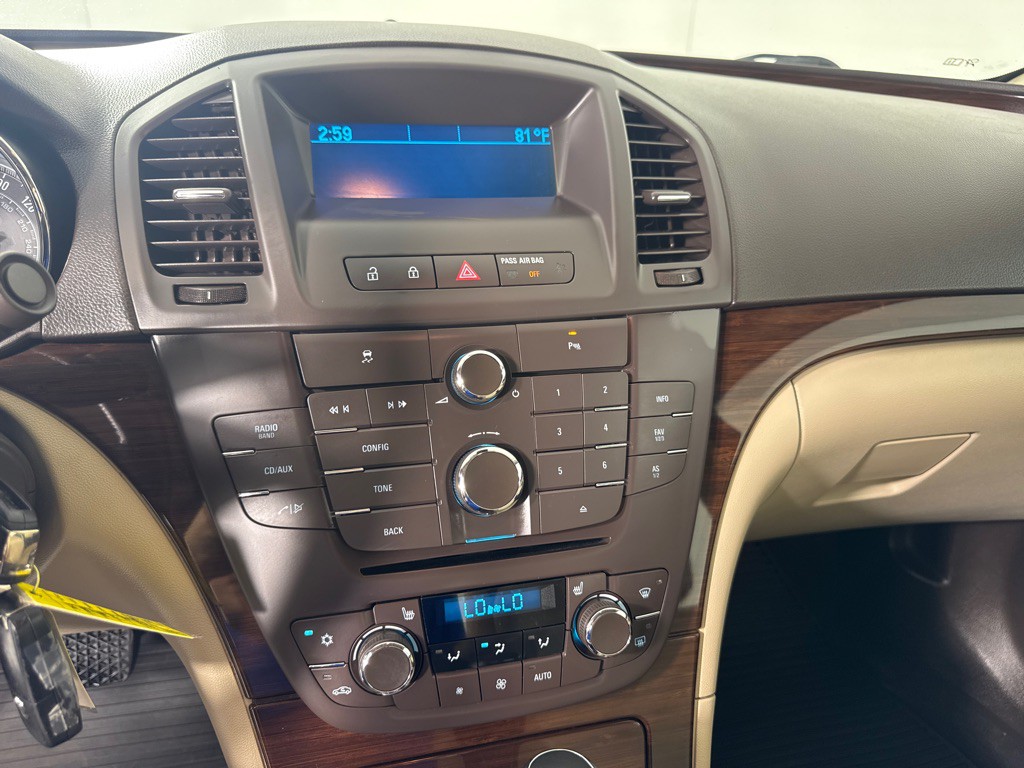 2011 Buick Regal Image 17