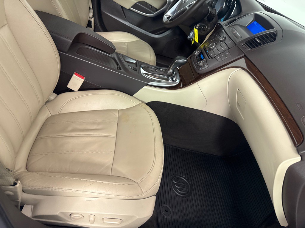 2011 Buick Regal Image 23