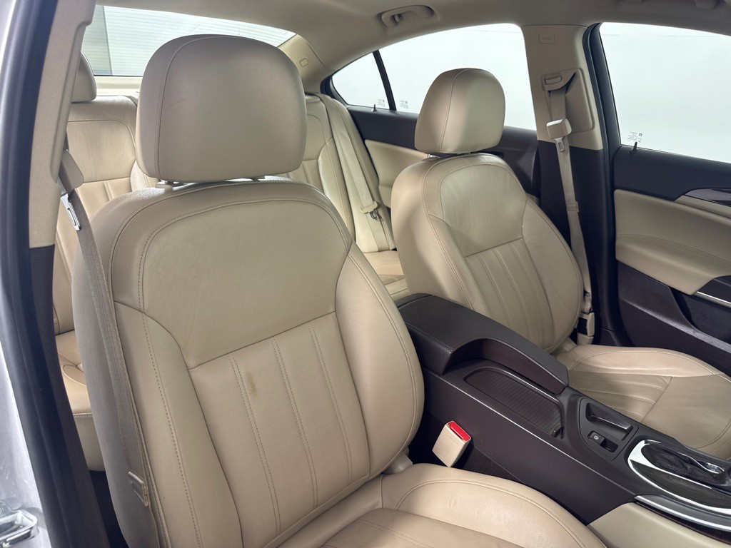 2011 Buick Regal Image 24