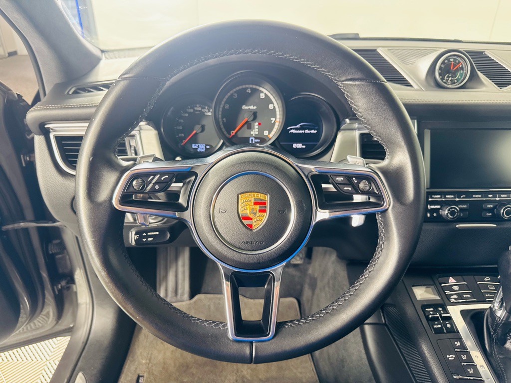 2015 Porsche Macan Image 18