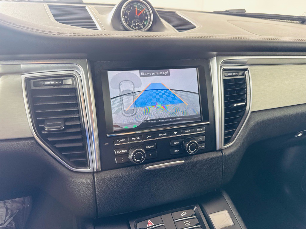 2015 Porsche Macan Image 20