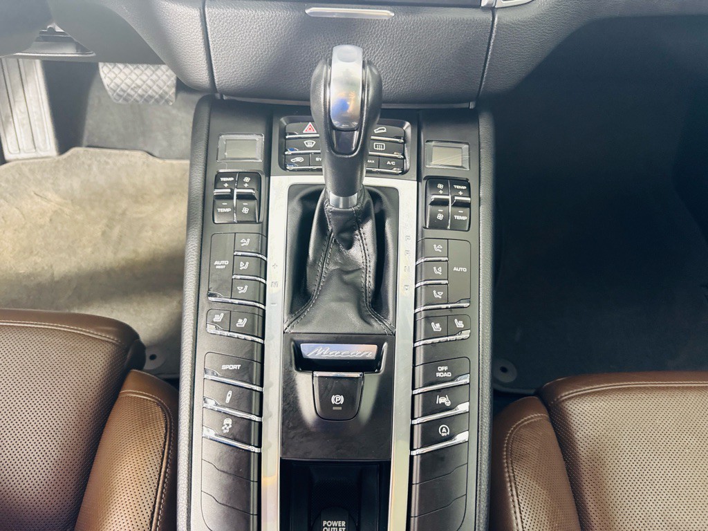 2015 Porsche Macan Image 21