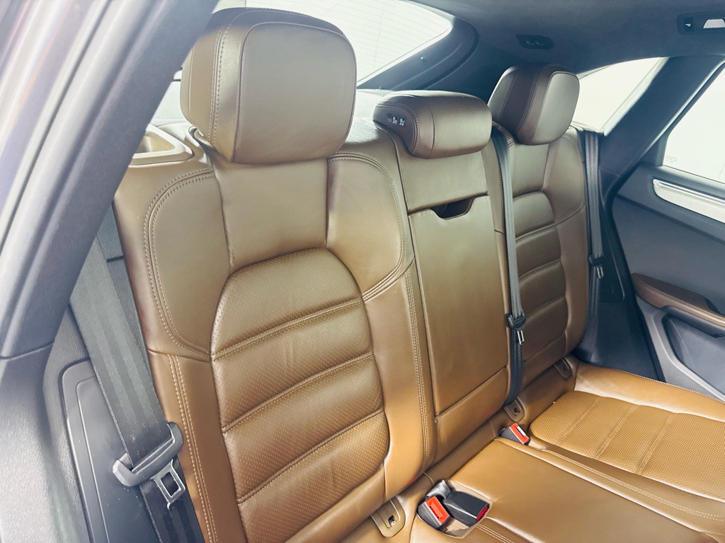 2015 Porsche Macan Image 26