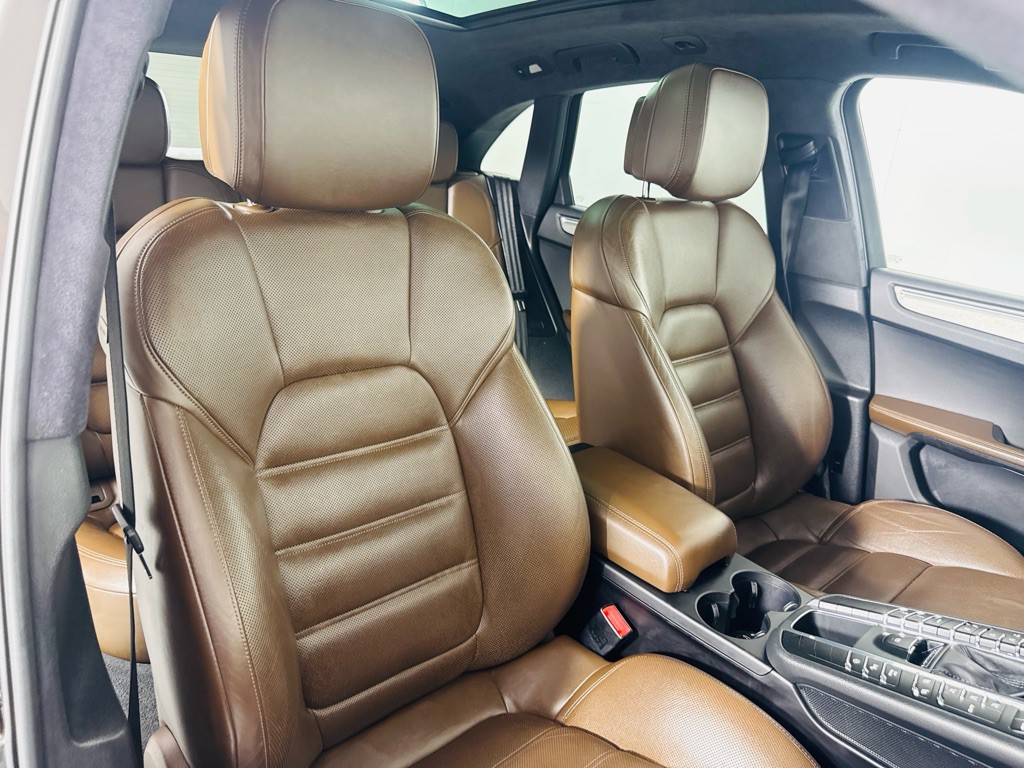 2015 Porsche Macan Image 28