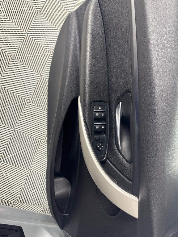 2017 BMW 3 Series Image 8