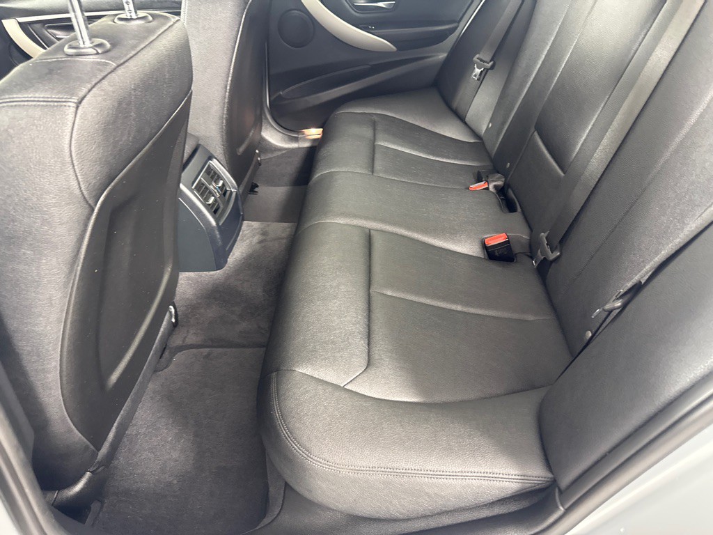 2017 BMW 3 Series Image 16