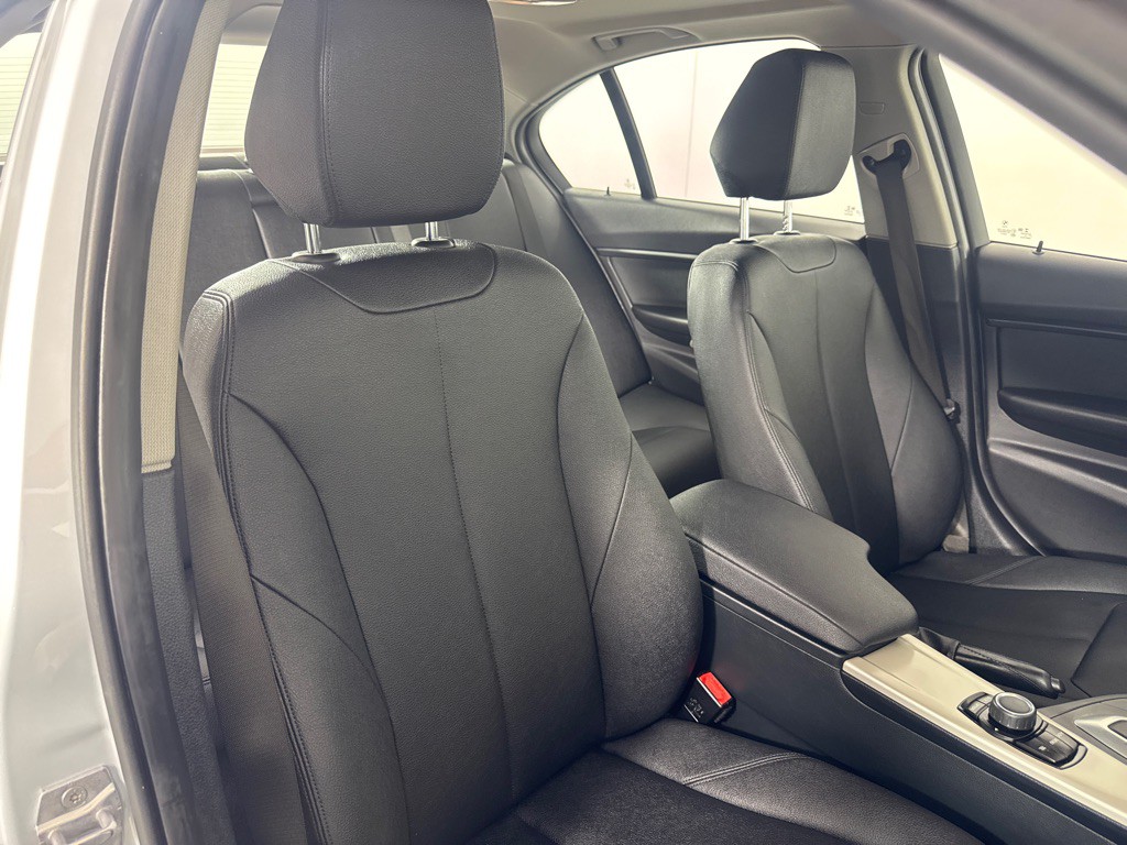 2017 BMW 3 Series Image 21